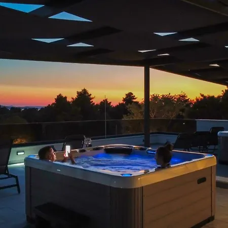 Bruno - Luxury Penthouse With Jacuzzi * Zara