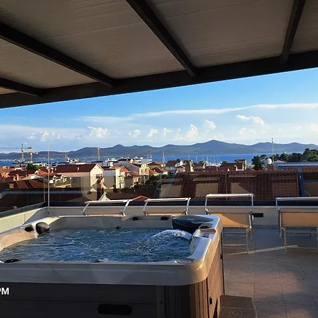 Bruno - Luxury Penthouse With Jacuzzi Zara